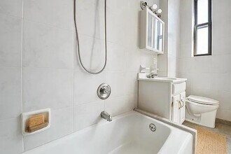 215 W 101st St in New York, NY - Foto de edificio - Building Photo