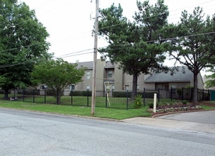 Riverdale in Memphis, TN - Foto de edificio - Building Photo