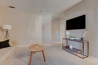 5525 W Flamingo Rd in Las Vegas, NV - Foto de edificio - Building Photo