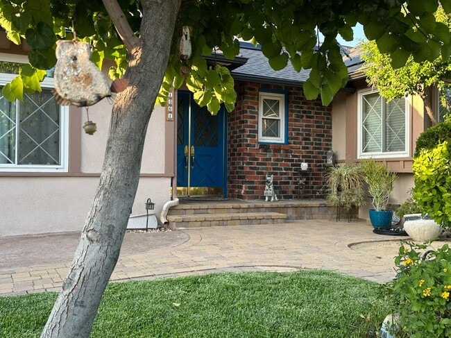 1461 E Grovecenter St in Covina, CA - Foto de edificio - Building Photo