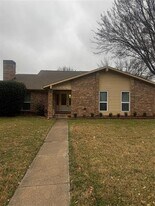 2132 Wheaton Dr in Richardson, TX - Building Photo