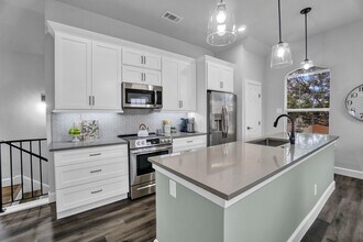 1201 Apache Lake Dr, Unit Apartment Above Garage in Carrollton, TX - Foto de edificio - Building Photo