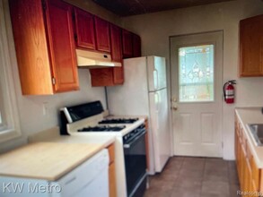 135 E Hudson Ave in Madison Heights, MI - Building Photo - Building Photo