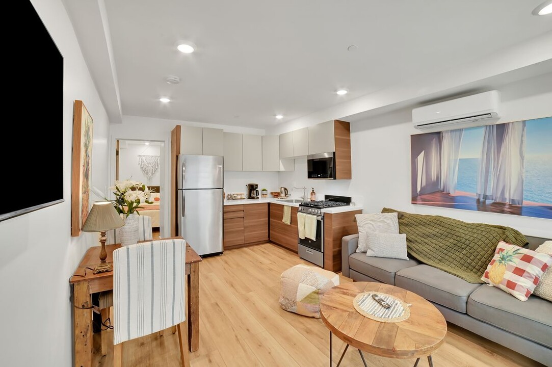 14539 Weddington St in Los Angeles, CA - Building Photo