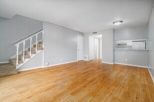 Woodbury Place in San Antonio, TX - Building Photo