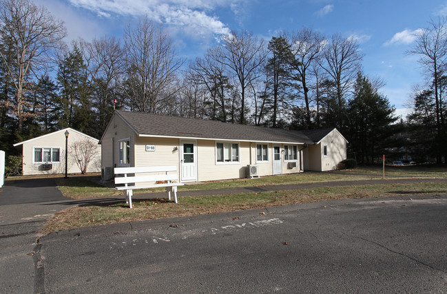 Dr. Owen L. Murphy Apartments in Simsbury, CT - Foto de edificio - Building Photo