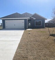 1350 Wyatt St in Waxahachie, TX - Building Photo