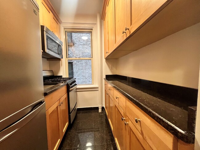 25 E 10th St in New York, NY - Building Photo - Building Photo