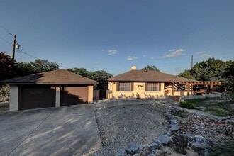 115 Chaparral Pl W in Ingram, TX - Building Photo - Building Photo