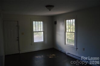 247 N Main St in Troutman, NC - Foto de edificio - Building Photo