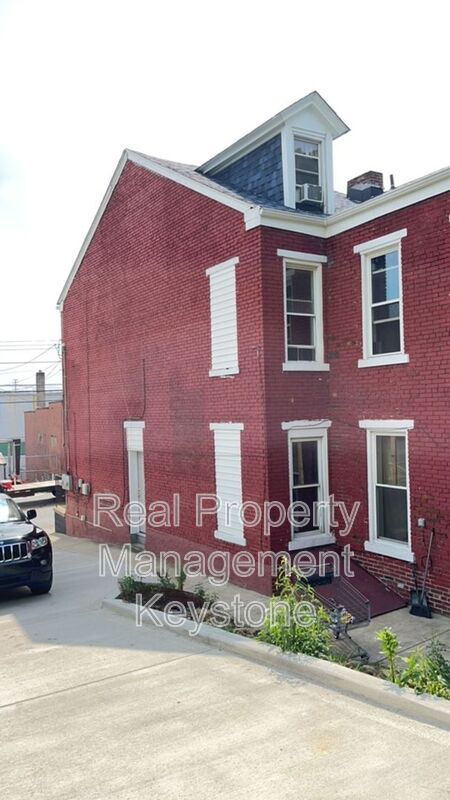 429 Island Ave in Mckees Rocks, PA - Building Photo - Building Photo