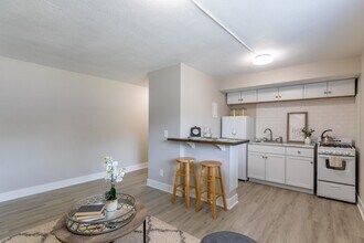 1132 E Seneca Ave in Des Moines, IA - Building Photo - Building Photo