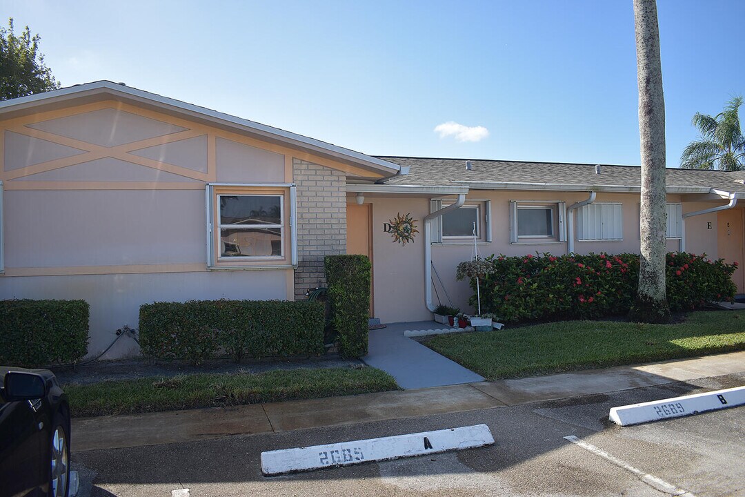 2689 Dudley Dr W in West Palm Beach, FL - Building Photo