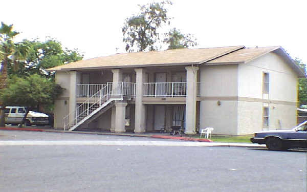 312-318 & 325 E Vine Cir in Mesa, AZ - Building Photo