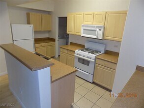 8250 N Grand Canyon Dr in Las Vegas, NV - Building Photo - Building Photo