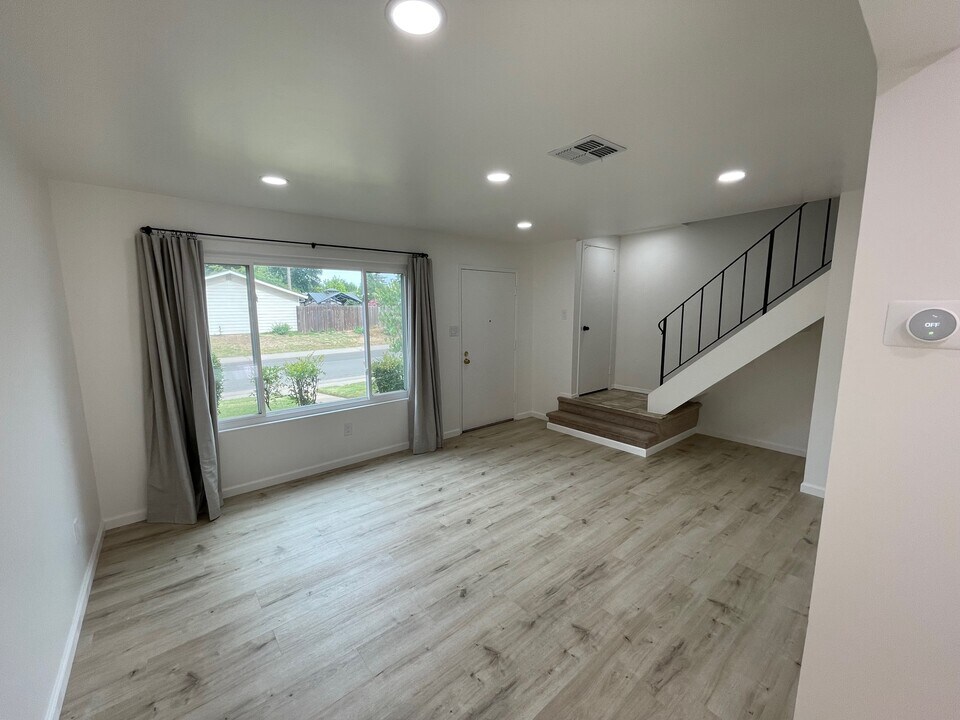 8900 Lanier Way in Sacramento, CA - Building Photo
