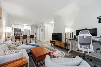 444 Washington Blvd, Unit SI FL4-ID1461469P in Jersey City, NJ - Building Photo - Building Photo