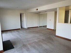 4760 Templeton St, Unit 3312 in Los Angeles, CA - Foto de edificio - Building Photo