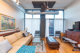 1224 W Van Buren St, Unit 622 in Chicago, IL - Foto de edificio - Building Photo