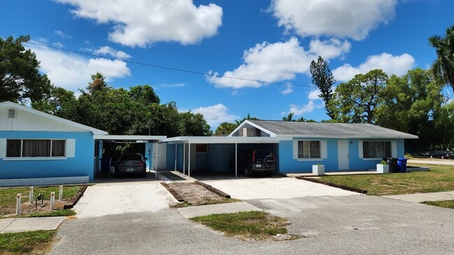 2252 Maple Ave, Unit #2 in Ft. Myers, FL - Foto de edificio - Building Photo