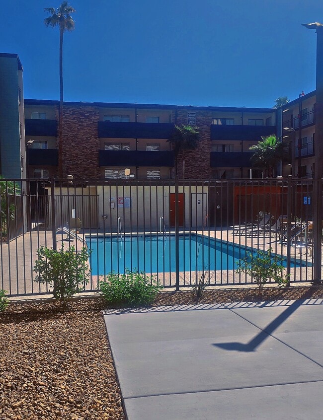 Courtyard 525 Apartments