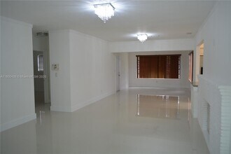 1998 NE 180th St in North Miami Beach, FL - Building Photo - Building Photo