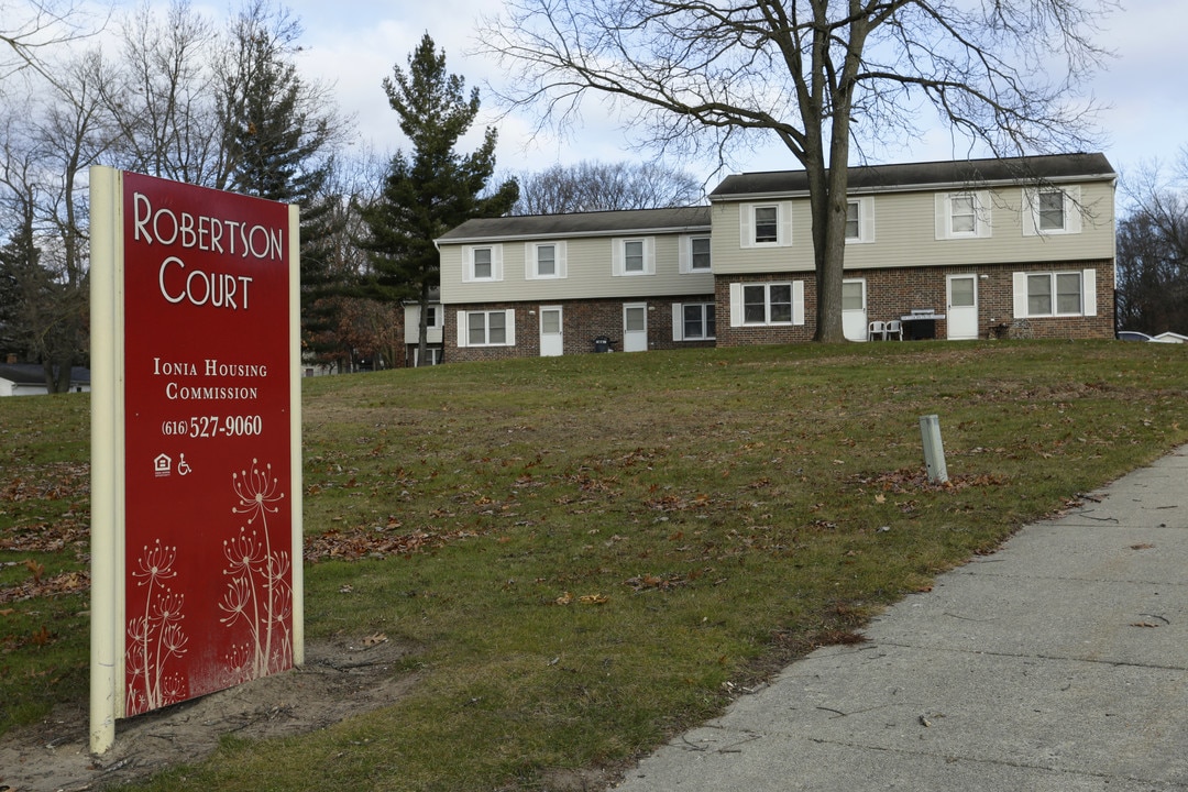 Robertson Court in Ionia, MI - Building Photo