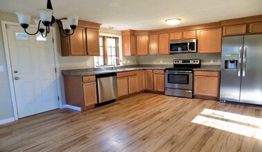 36 Boston Tpke in Willington, CT - Building Photo - Building Photo