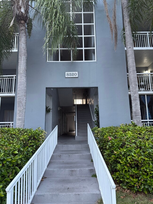 8520 SW 212th St, Unit 303 in Cutler Bay, FL - Building Photo - Building Photo