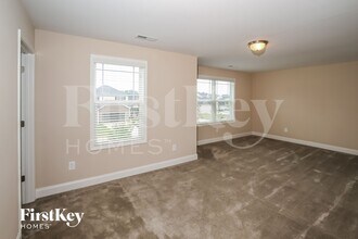 732 Breeders Cup Dr in Whitsett, NC - Foto de edificio - Building Photo