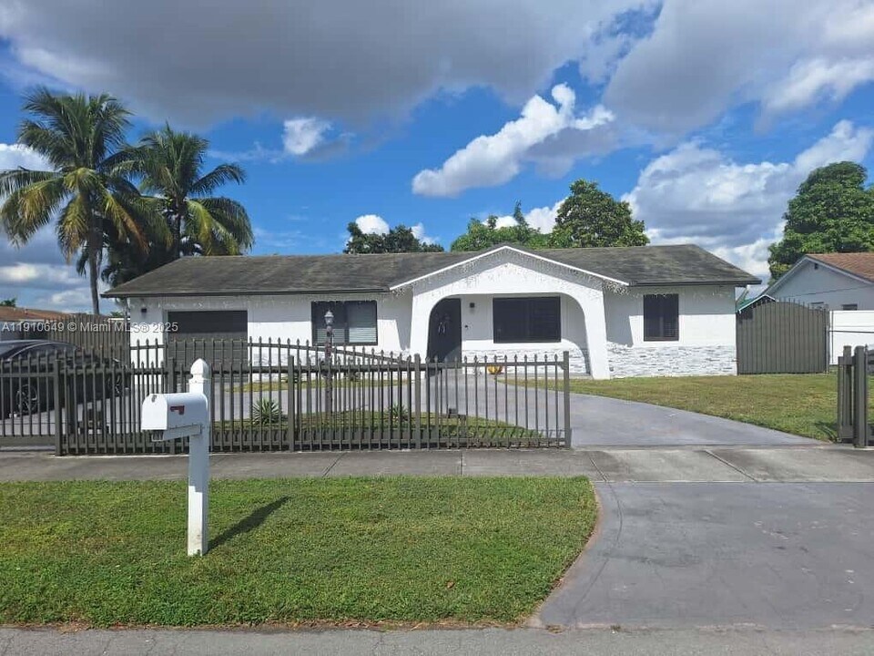 13437 SW 44th Ln in Miami, FL - Building Photo