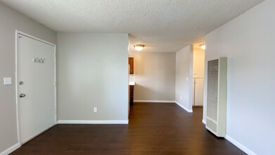 1490 Hemlock Ave in Imperial Beach, CA - Foto de edificio - Interior Photo