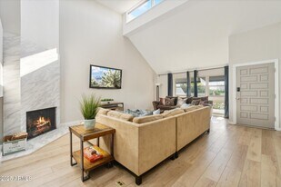 7302 E Rancho Vista Dr in Scottsdale, AZ - Building Photo