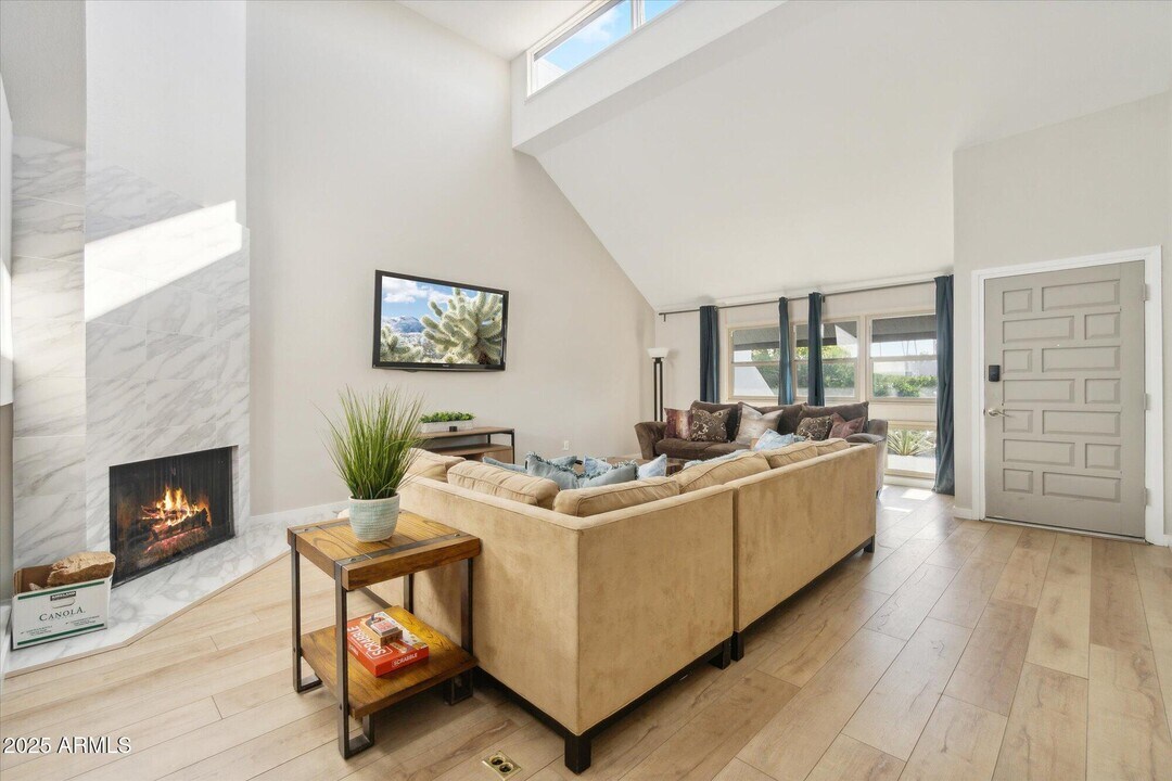 7302 E Rancho Vista Dr in Scottsdale, AZ - Building Photo