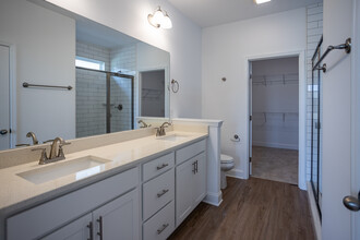 Hartman Hill in Red Bank, TN - Building Photo - Interior Photo