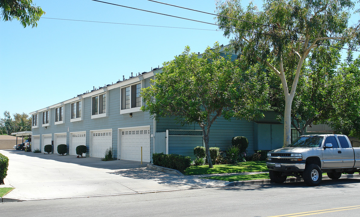 15722 S B St in Tustin, CA - Building Photo