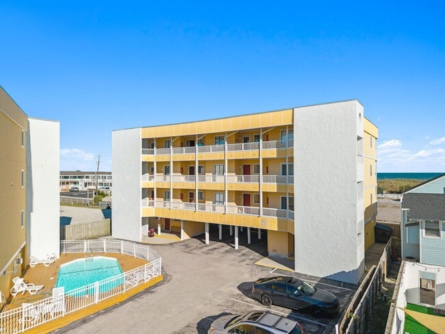 302 Canal Dr in Carolina Beach, NC - Foto de edificio - Building Photo