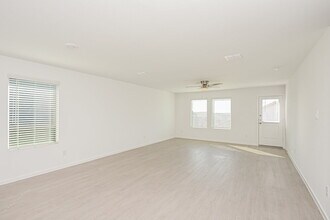 10713 Revolver Dr, Unit 4924-106 in Fort Worth, TX - Foto de edificio - Building Photo