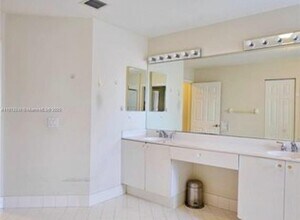 7332 NW 112th Ct in Doral, FL - Building Photo - Building Photo