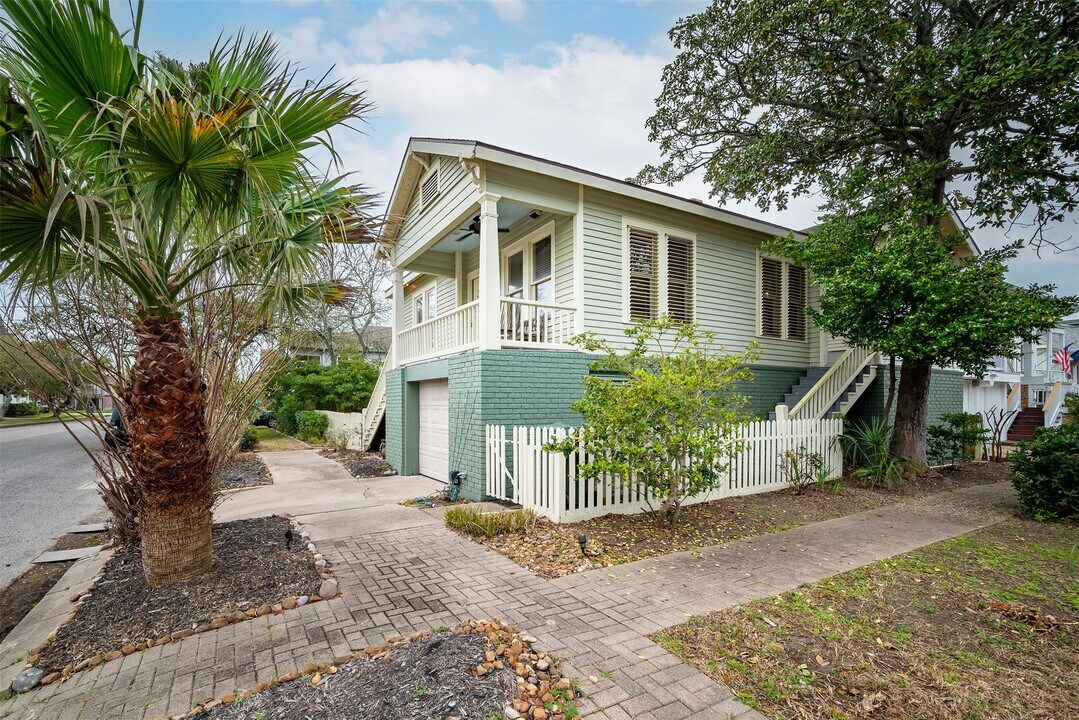 1301 17th St in Galveston, TX - Building Photo