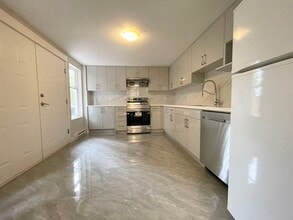 16 Cliffwood Dr in Port Moody, BC - Building Photo - Building Photo