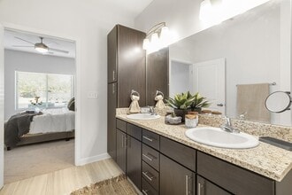Page Living at Pinnacle Hills in Rogers, AR - Foto de edificio - Building Photo