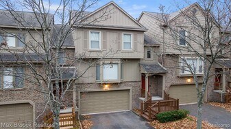 6322 Aspen Ridge Blvd in West Bloomfield Township, MI - Building Photo