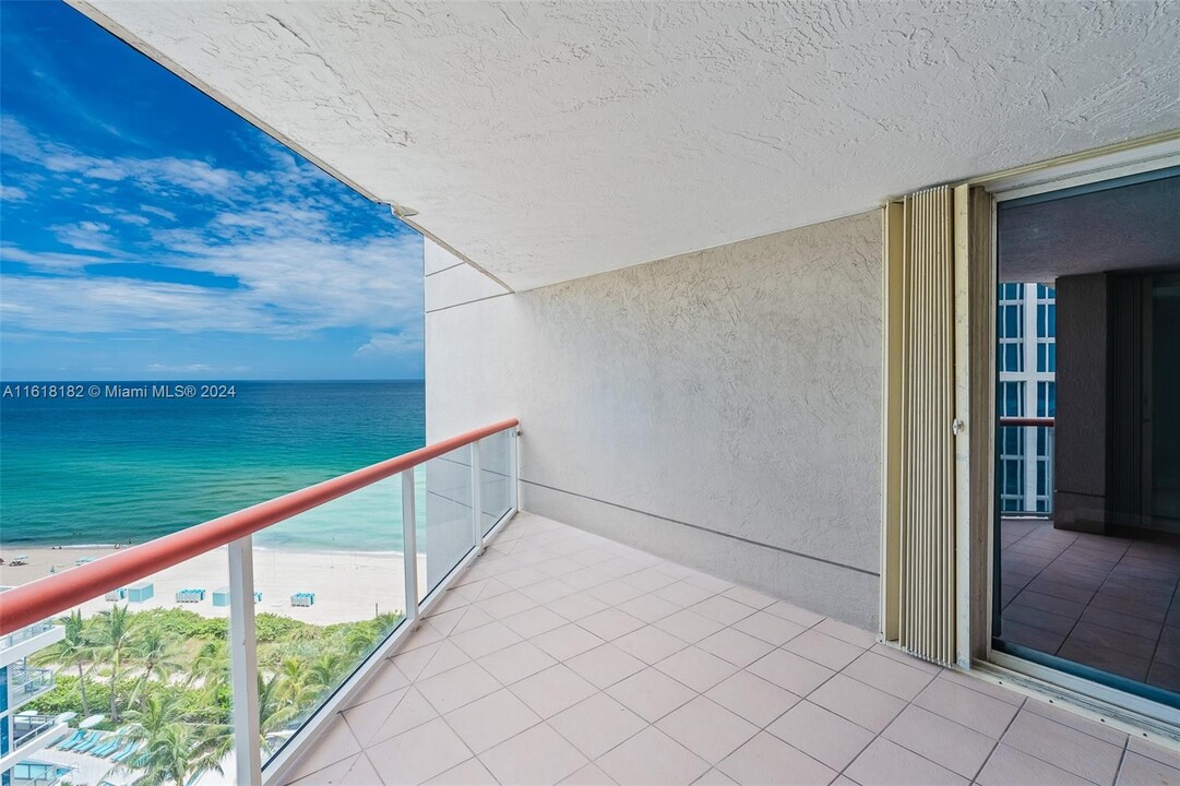 6767 Collins Ave, Unit 1505 in Miami, FL - Building Photo