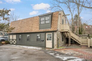 31 Bridge St in Newport, RI - Building Photo