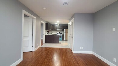 100 Griffith St, Unit 2 in Jersey City, NJ - Foto de edificio - Building Photo