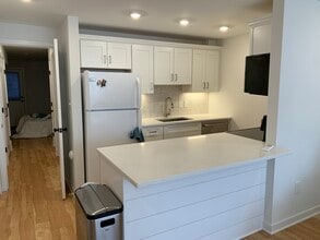 660 E St NE, Unit 1/2 in Washington, DC - Foto de edificio - Building Photo