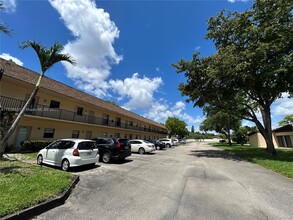 200 Gate Rd in Hollywood, FL - Building Photo - Building Photo