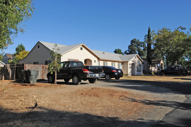 5704-5710 Kenneth Ave in Carmichael, CA - Foto de edificio - Building Photo