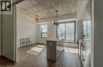 7 Erie Ave in Brantford, ON - Building Photo - Building Photo